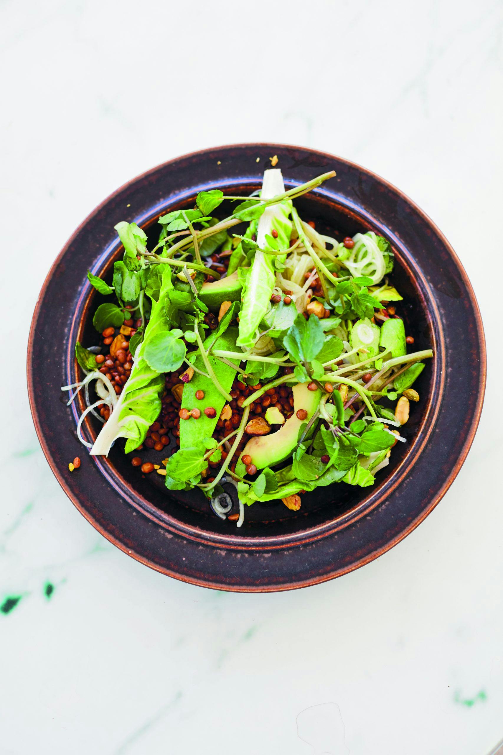Oppskrift på salat med smakfullt krydder Salat med linser, avokado og mangold